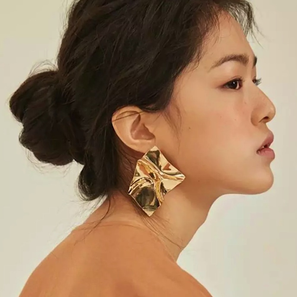 “Mirror, Mirror on the Wall” Crinkle Plate Earring - Picture 2 of 11